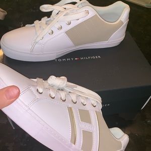 NWT TOMMY HILFIGER WHITE AND TAN TENNIS SHOES